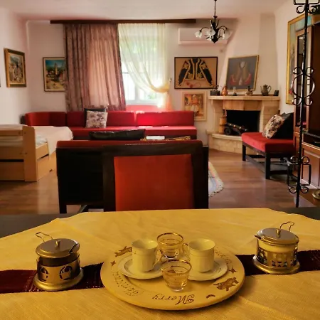 Unique Traditional House, Hosted By J&g تيرانا