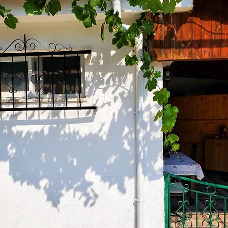 Willa Unique Traditional House, Hosted By J&g Tirana