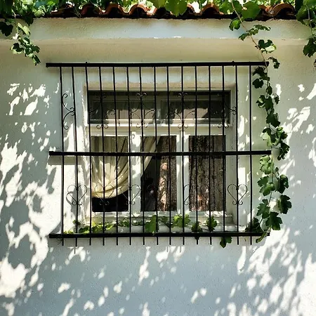 Unique Traditional House, Hosted By J&g