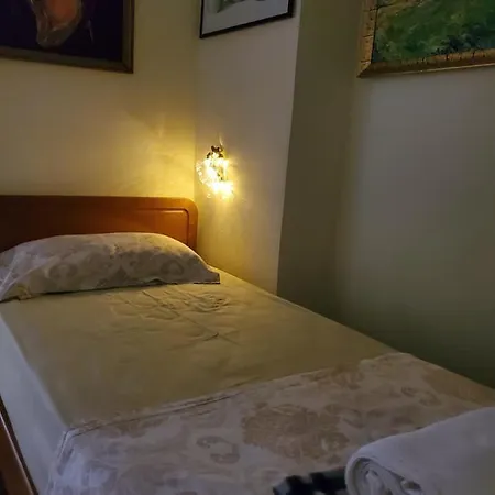 Unique Traditional House, Hosted By J&g *