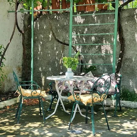 Unique Traditional House, Hosted By J&g Villa Tirana