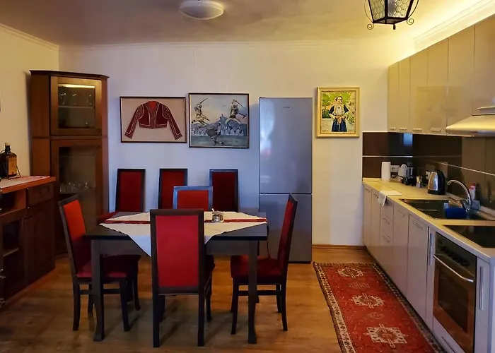 Unique Traditional House, Hosted By J&g * 地拉那