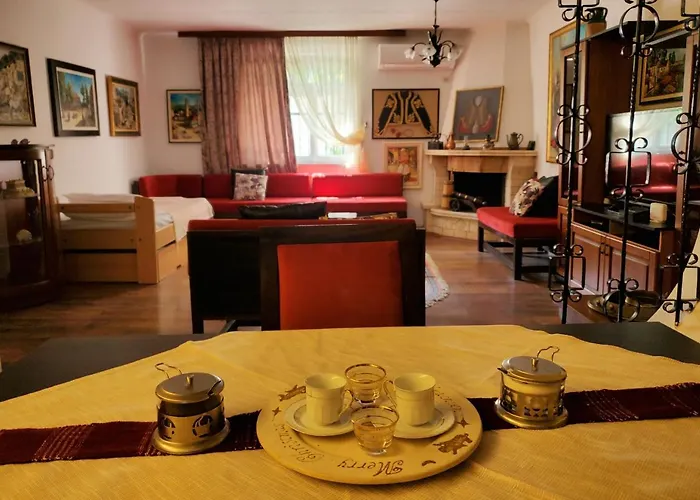 Unique Traditional House, Hosted By J&g 地拉那